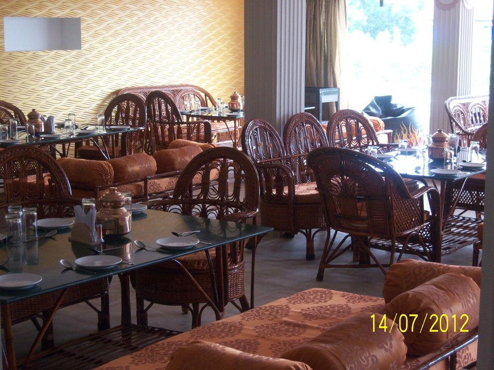 Hotel Maan Residency Satellite Road 아흐메다바드 외부 사진