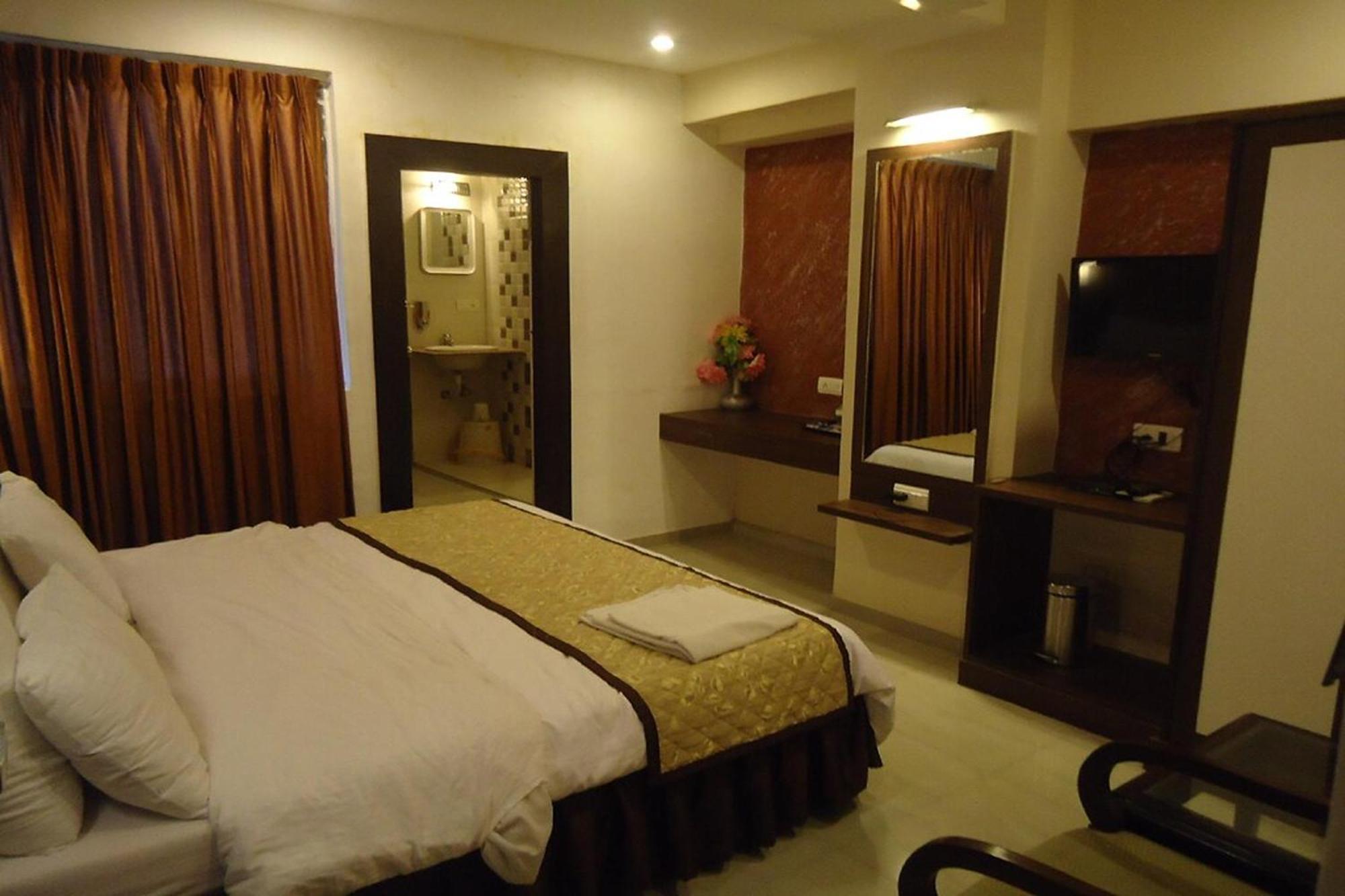 Hotel Maan Residency Satellite Road 아흐메다바드 외부 사진