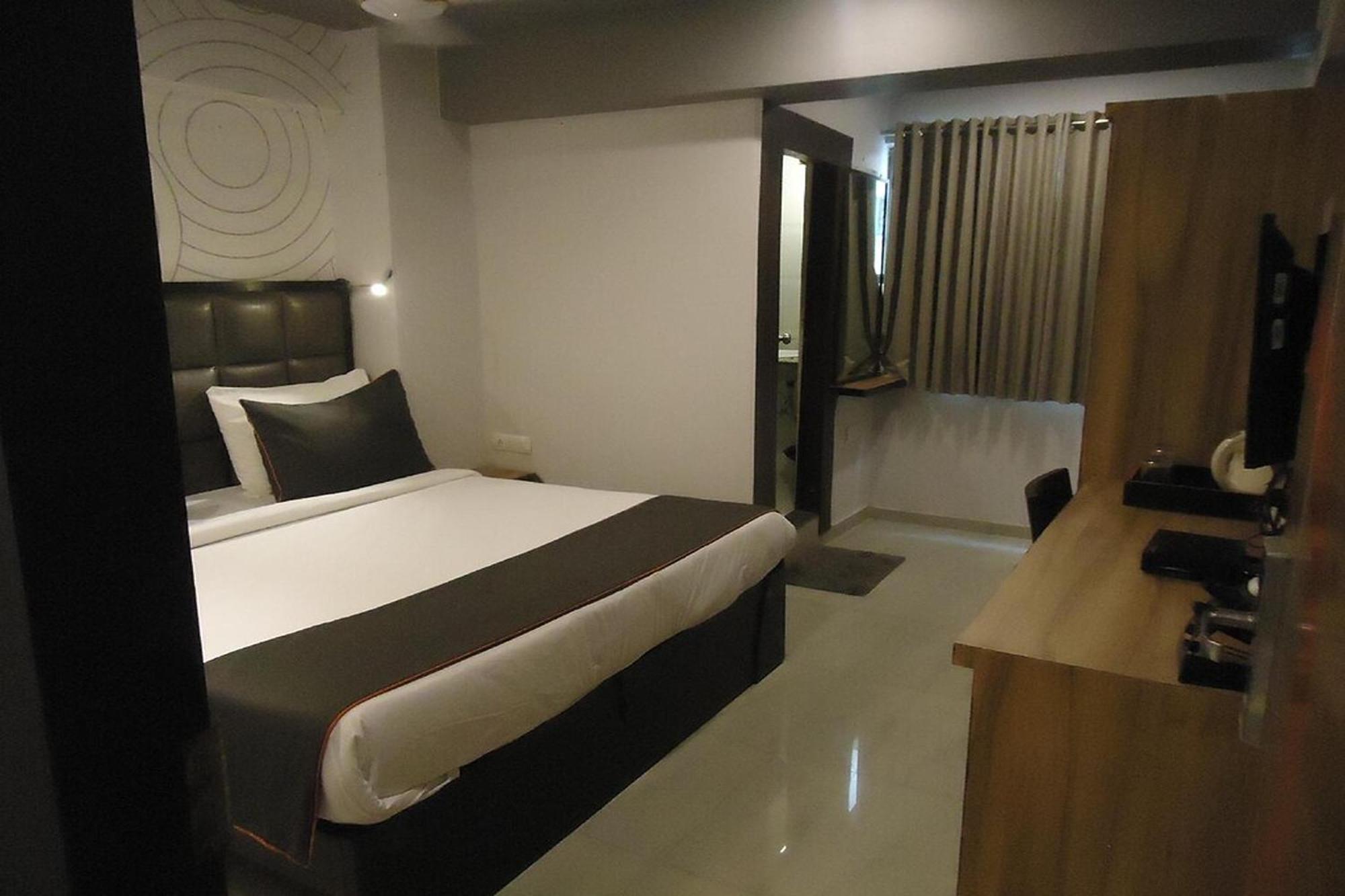 Hotel Maan Residency Satellite Road 아흐메다바드 외부 사진