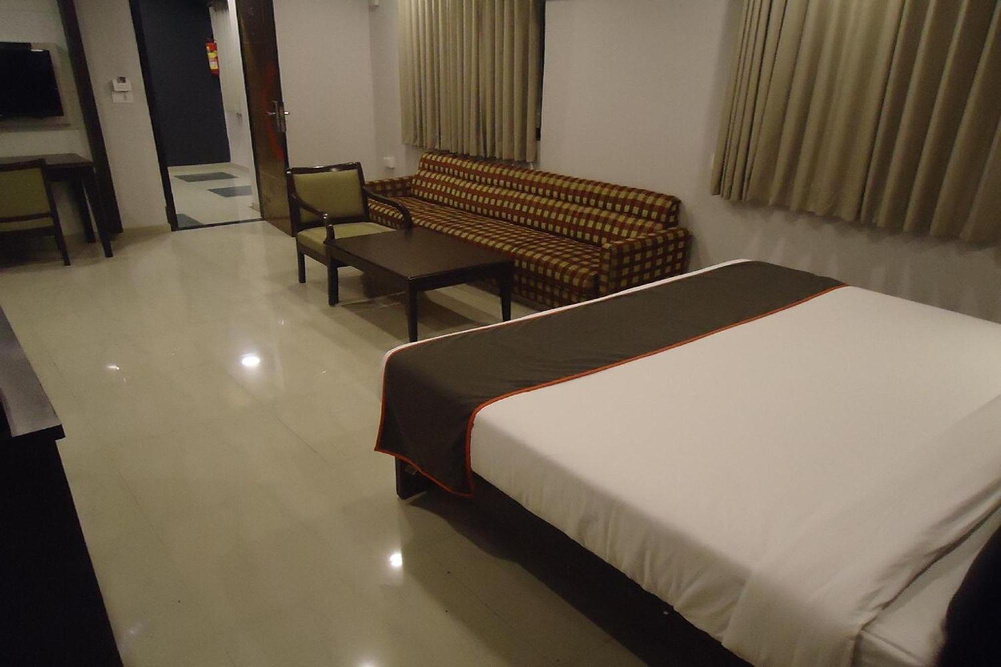 Hotel Maan Residency Satellite Road 아흐메다바드 외부 사진