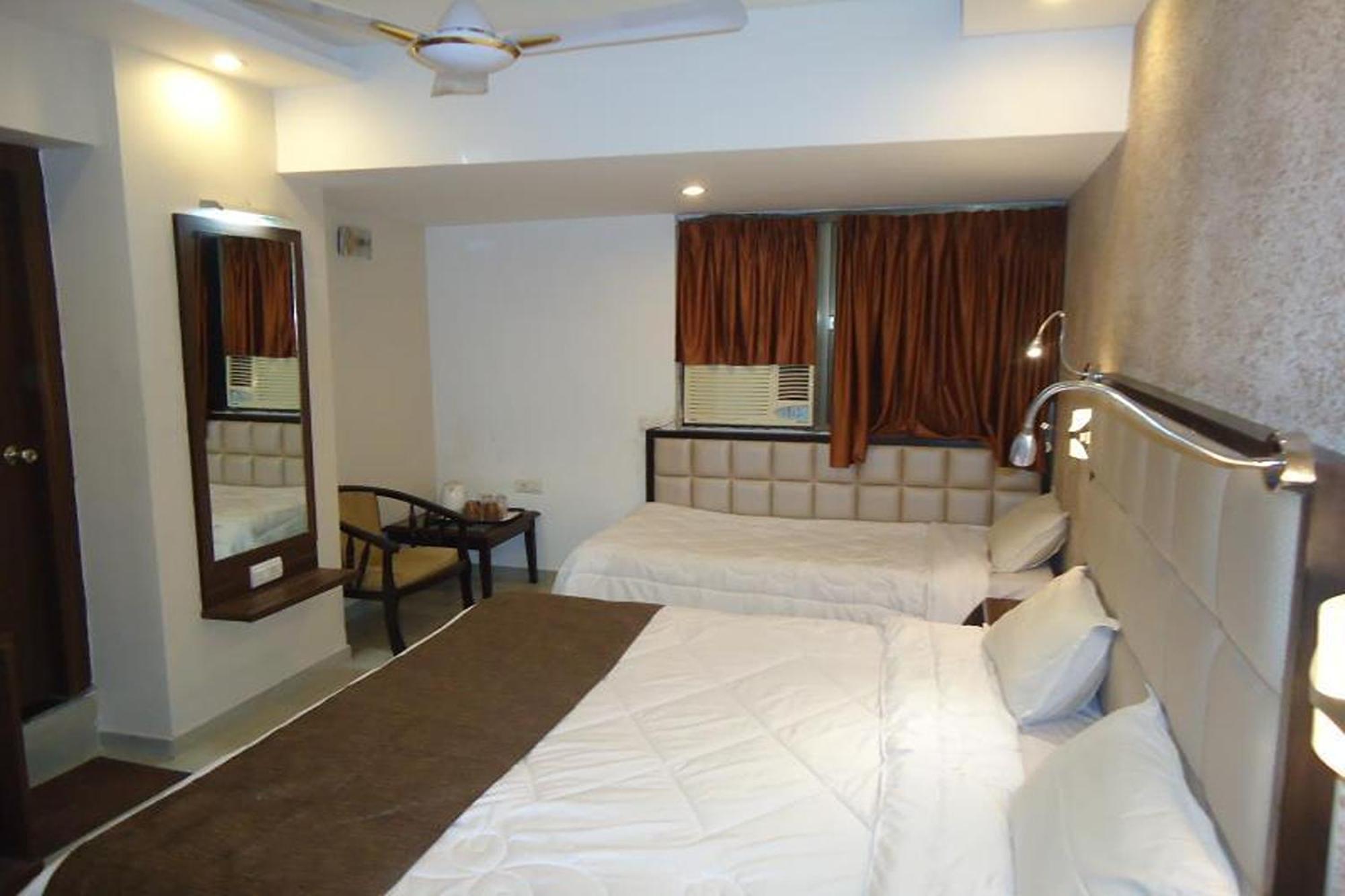 Hotel Maan Residency Satellite Road 아흐메다바드 외부 사진