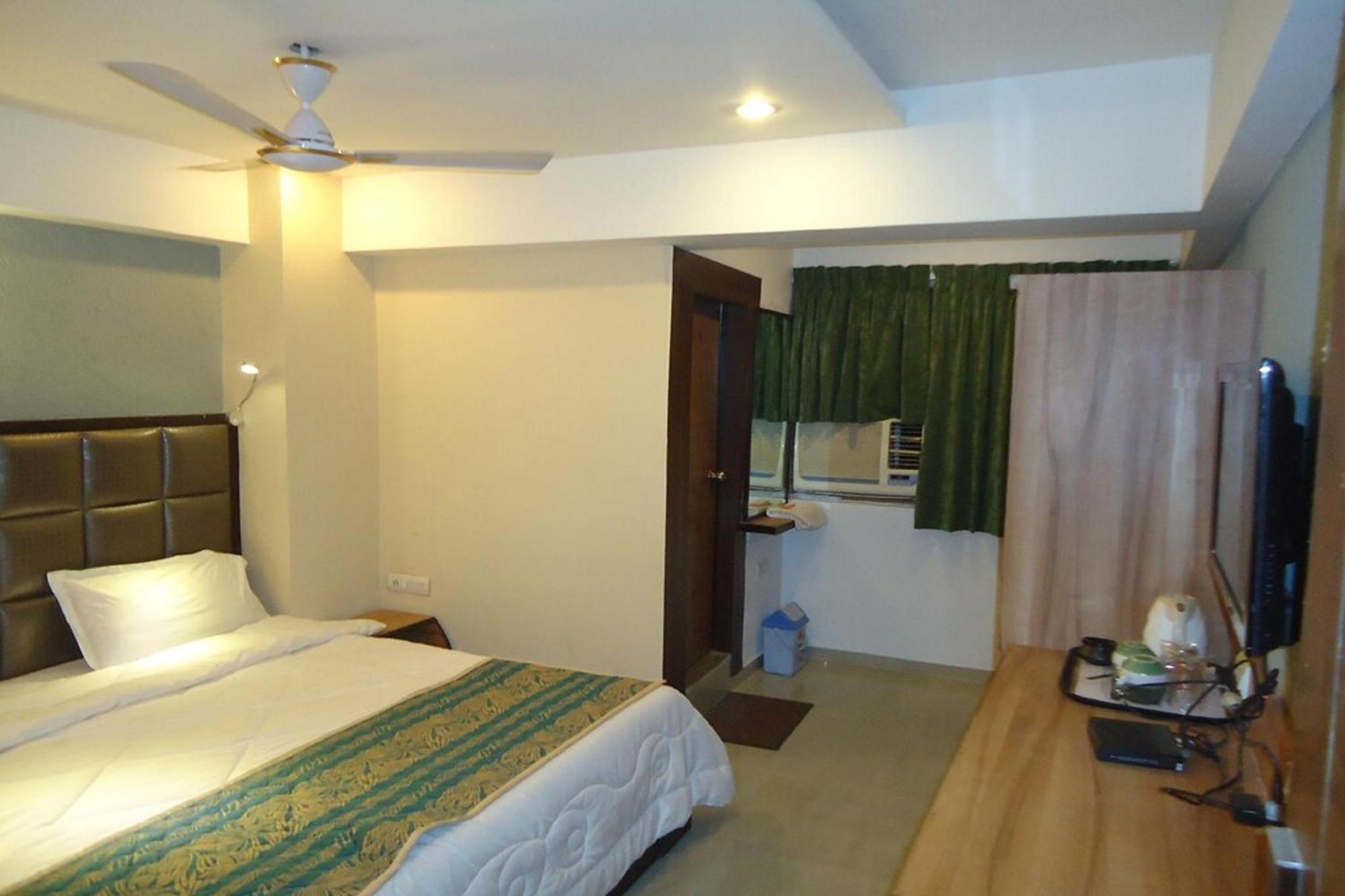 Hotel Maan Residency Satellite Road 아흐메다바드 외부 사진