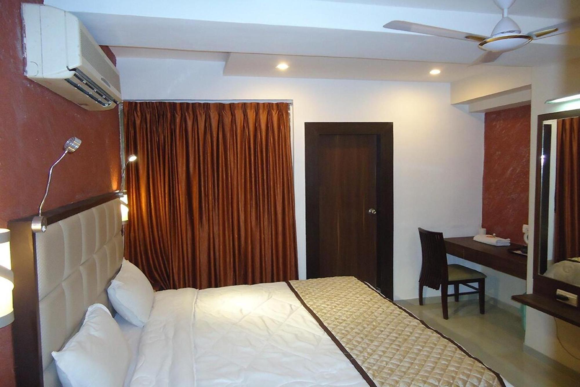 Hotel Maan Residency Satellite Road 아흐메다바드 외부 사진