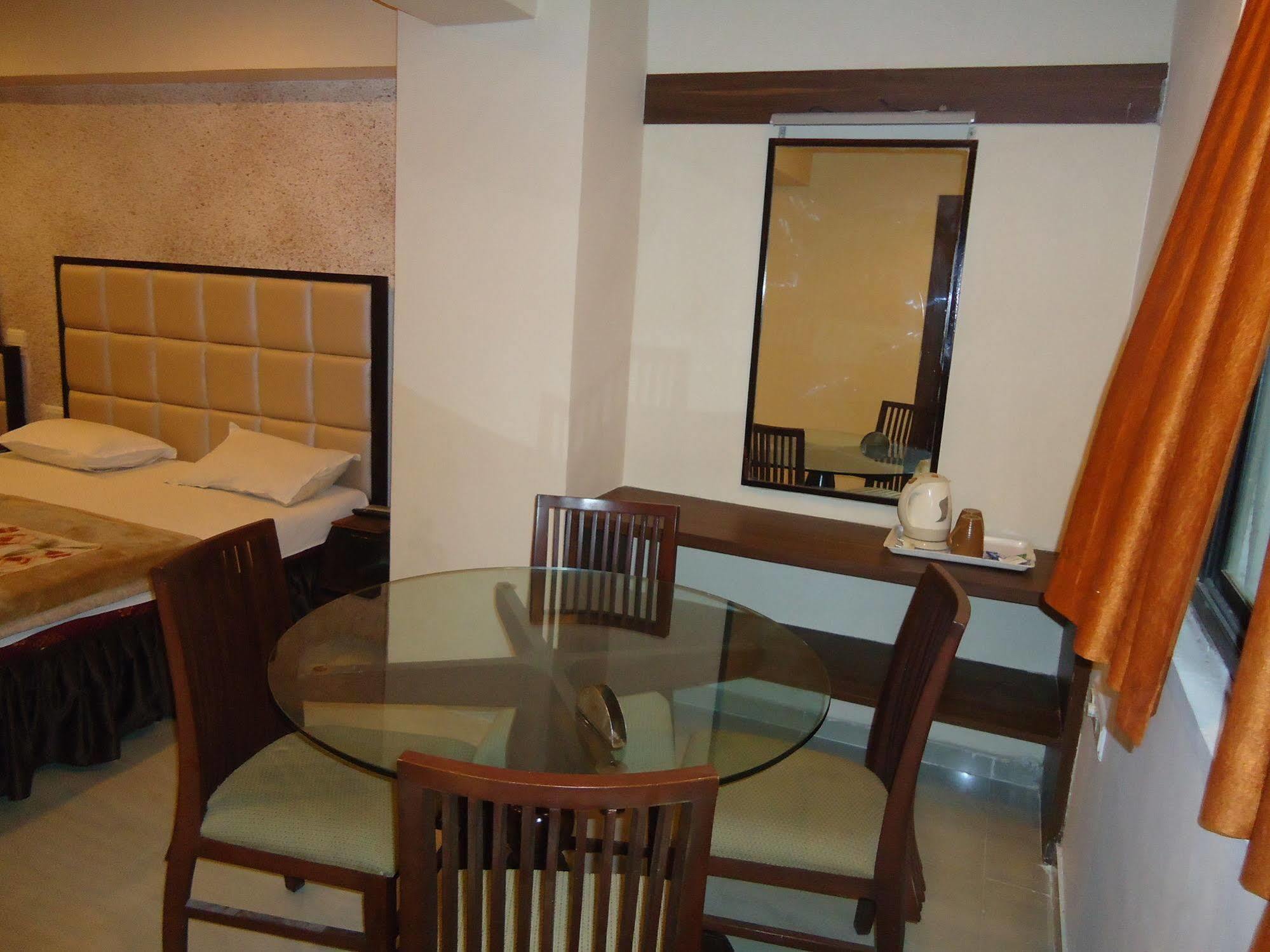 Hotel Maan Residency Satellite Road 아흐메다바드 외부 사진