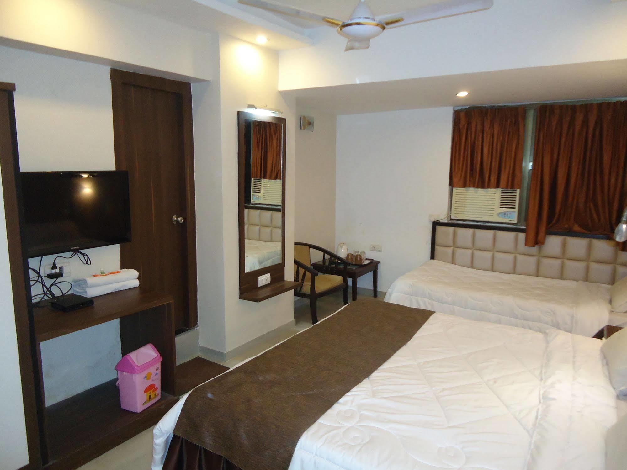 Hotel Maan Residency Satellite Road 아흐메다바드 외부 사진