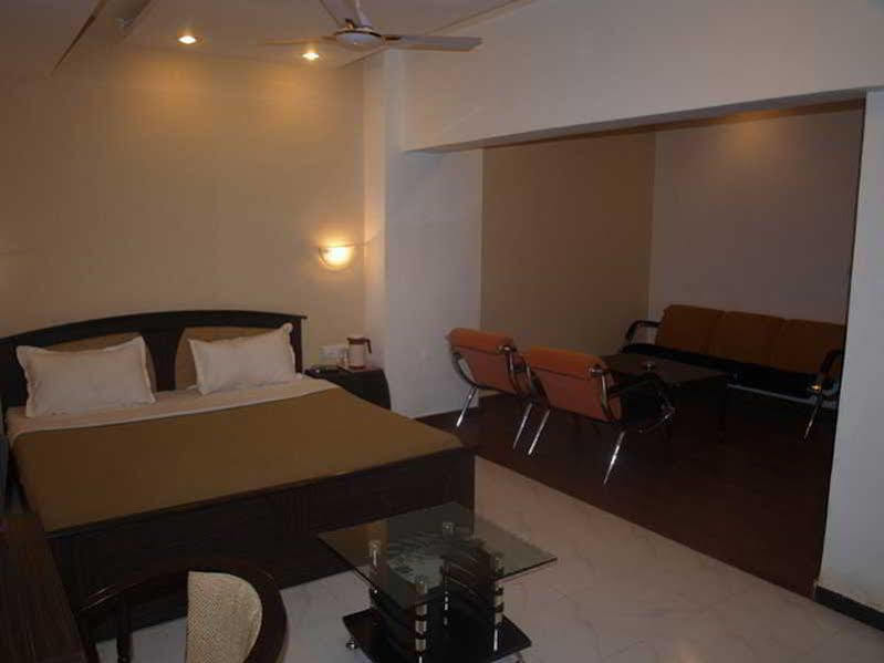 Hotel Maan Residency Satellite Road 아흐메다바드 외부 사진
