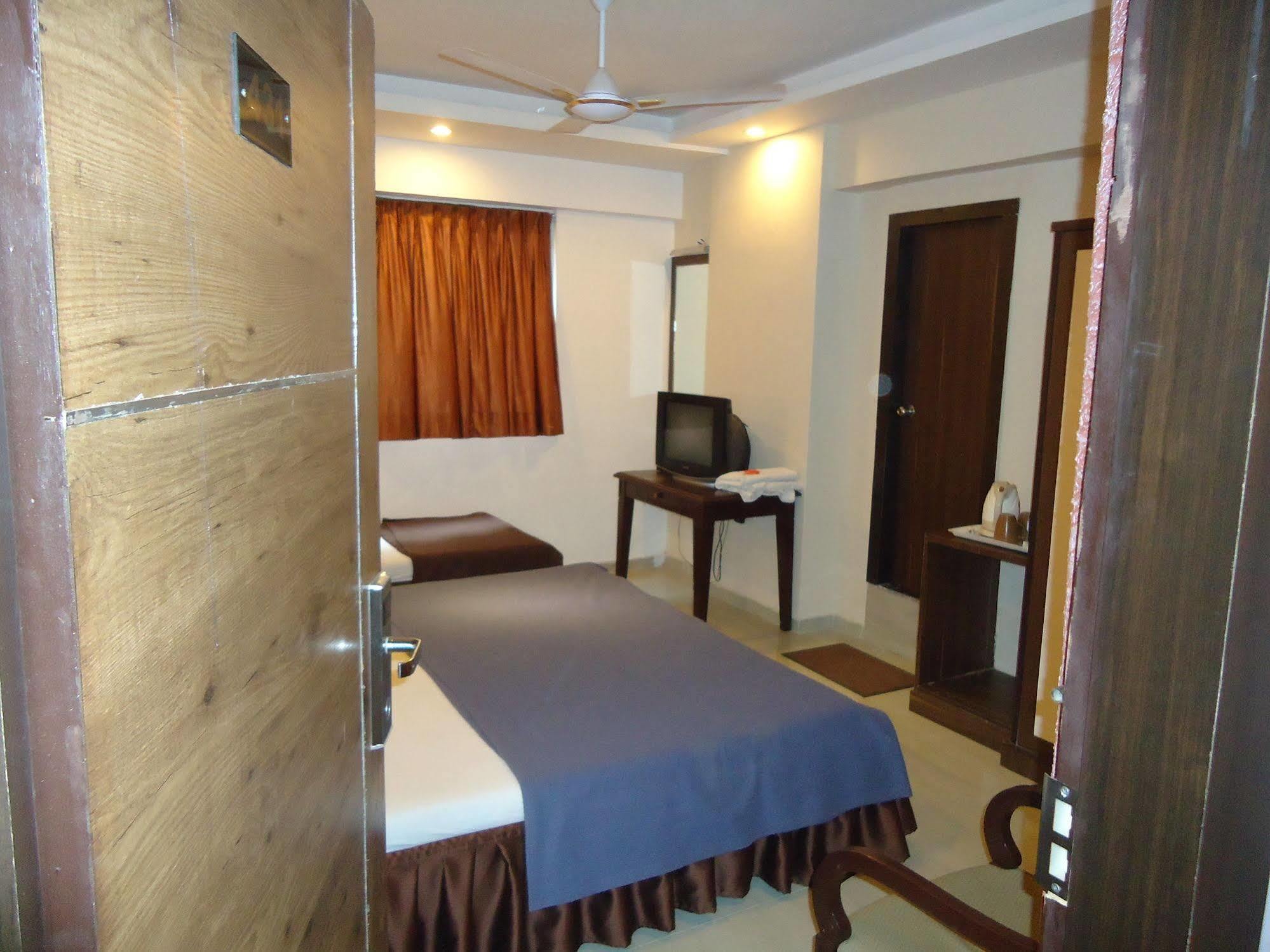 Hotel Maan Residency Satellite Road 아흐메다바드 외부 사진