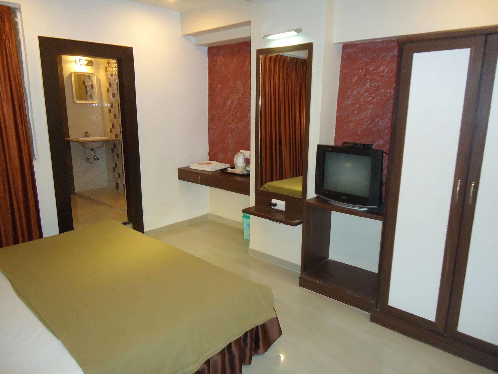 Hotel Maan Residency Satellite Road 아흐메다바드 외부 사진