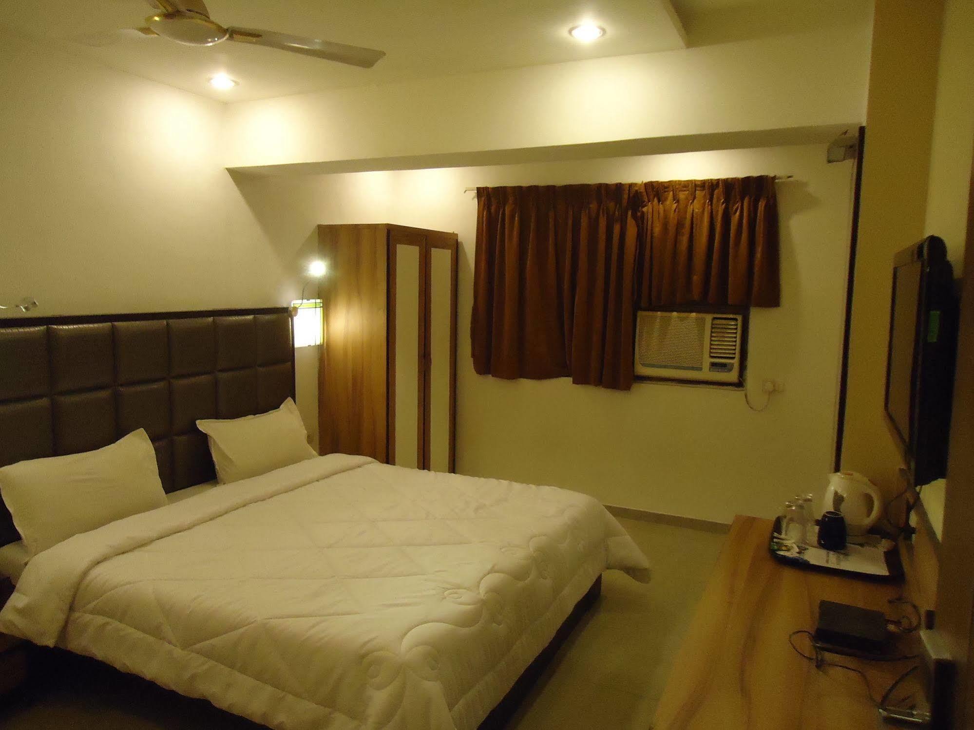 Hotel Maan Residency Satellite Road 아흐메다바드 외부 사진