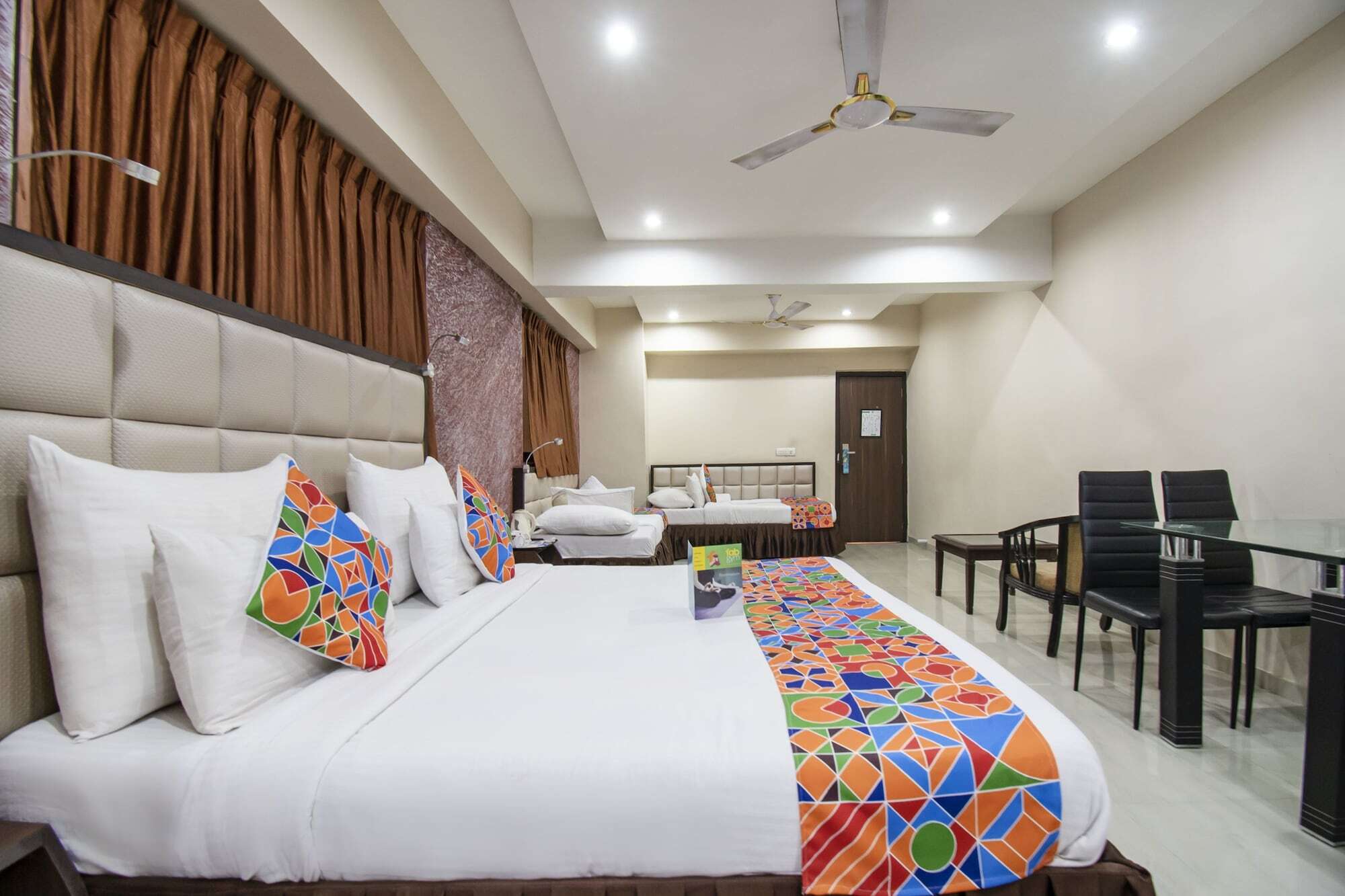 Hotel Maan Residency Satellite Road 아흐메다바드 외부 사진